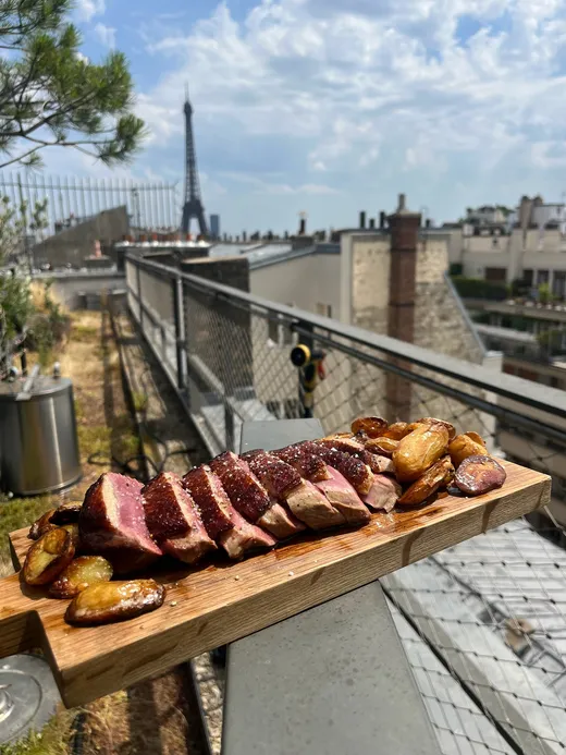 Magret de canard et pommes grenailles, sur un toit face à la tour Eiffel