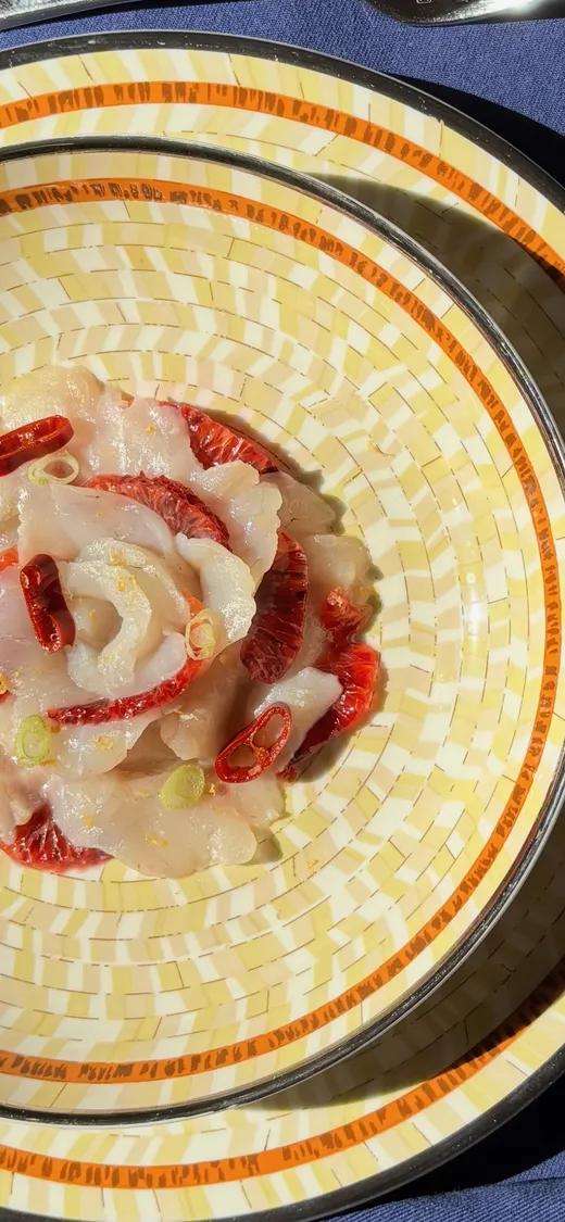 Poisson cru, orange sanguine et piment
